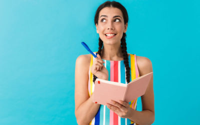 Mit Klick auf dieses Bild, welches eine junge Frau mit einem Stift und Block zeigt, gelangen sie zu dem Praxisbeispiel "Vertiefte Berufsorientierung und Berufswahlvorbereitung"