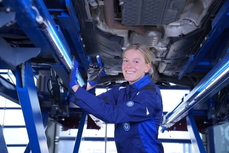 Firmenporträt TÜV SÜD mit einer Fahrzeugmechanikerin