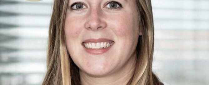 Lachende Frau mit blonden Haare, mit dem Schriftzug "Physikerin und Forscherin".