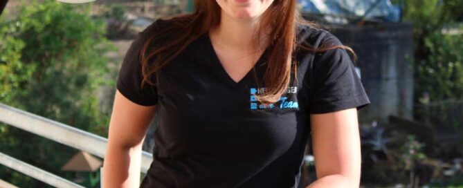 Bild einer jungen Frau im Arbeitshirt und dem Schriftzug "Abteilungsleiterin Montage".