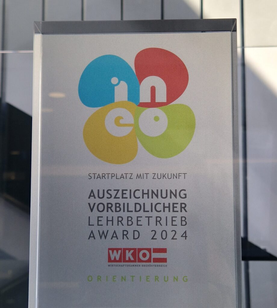 20260427_105626 Ein Aufsteller der eine Auszeichnung als top Ausbilder zeigt