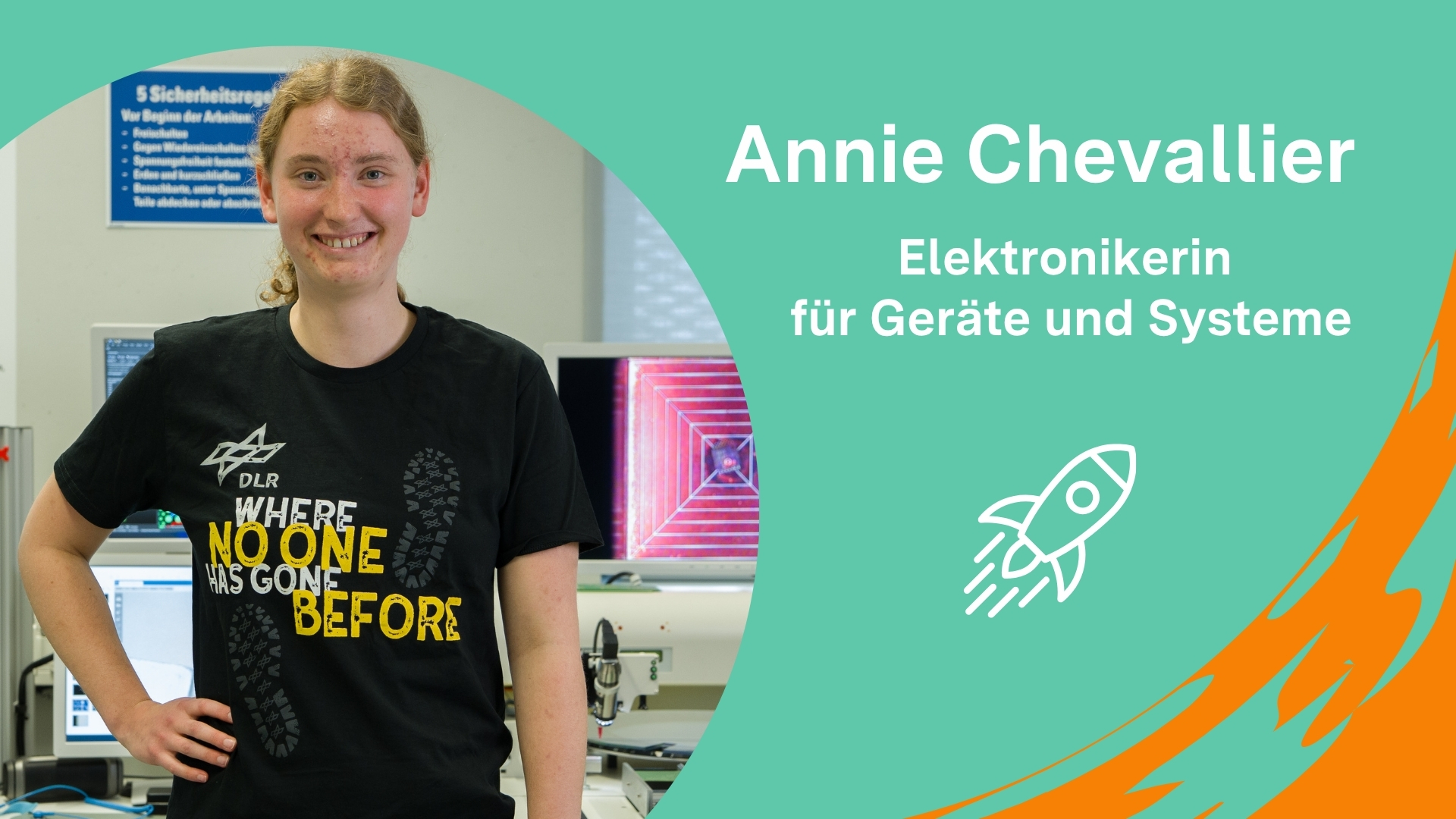 Eine junge Frau in einem Labor die in die Kamera lächelt.