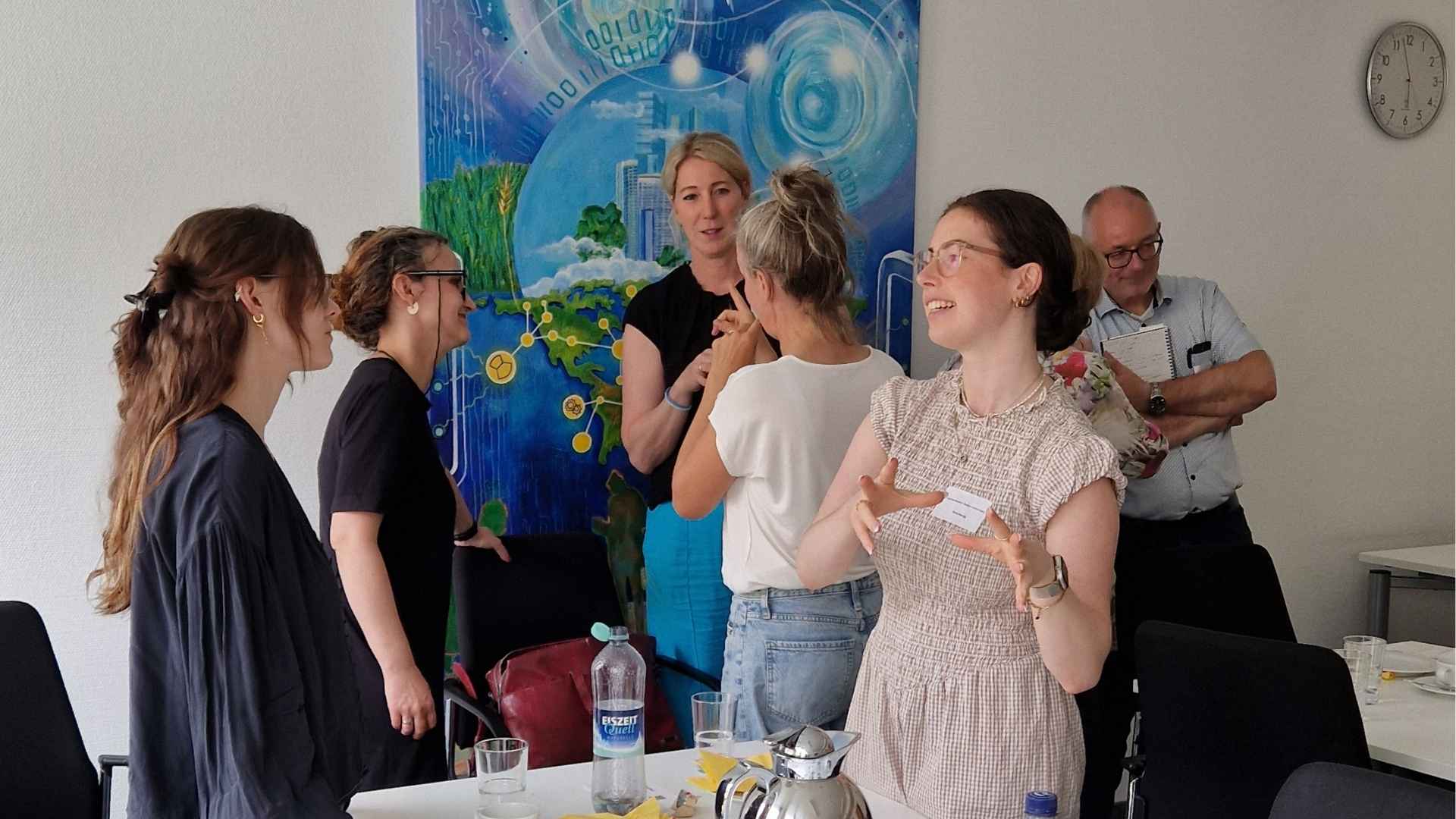 Fünf Frauen und ein Mann in einem angeregten Gespräch