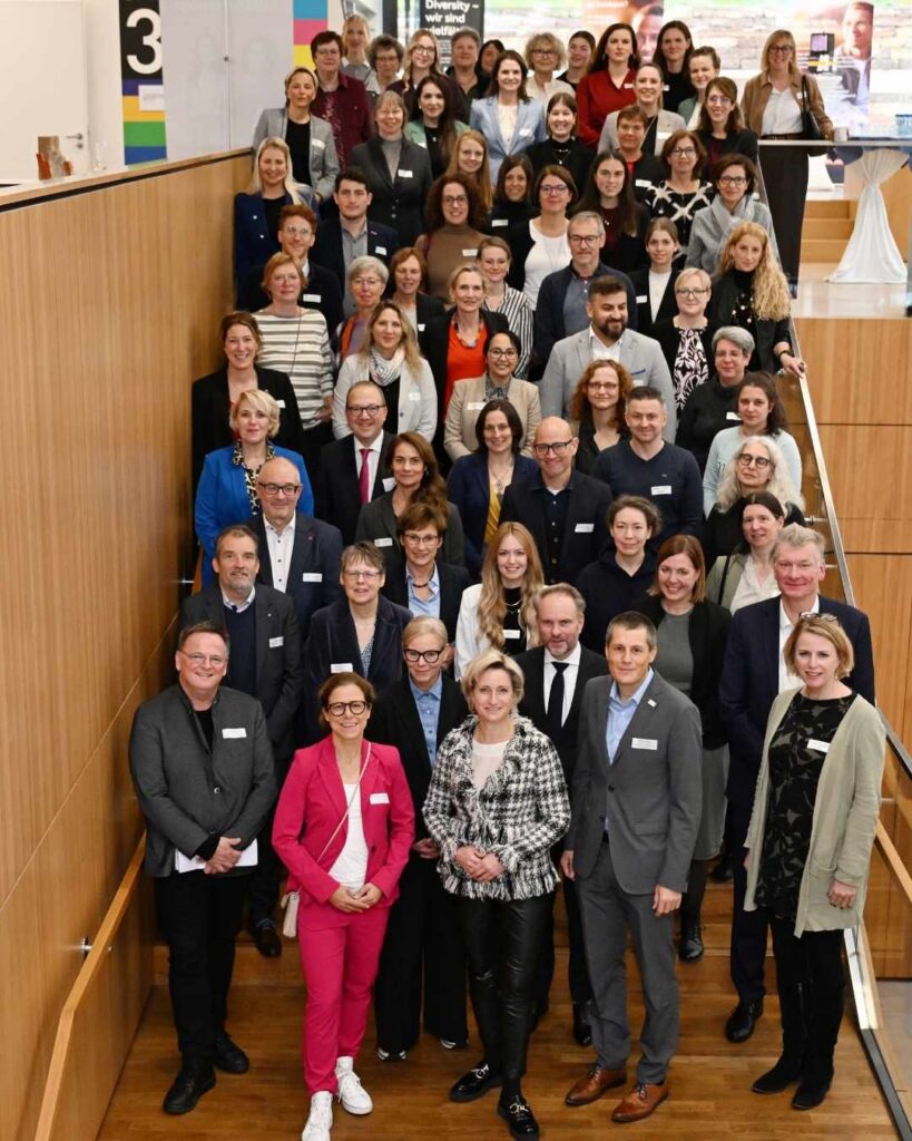 mint_blogbeitrag_jubiläum_bündmnis_2 Ein Gruppenbild von zahlreichen Erwachsenen auf einer Treppe