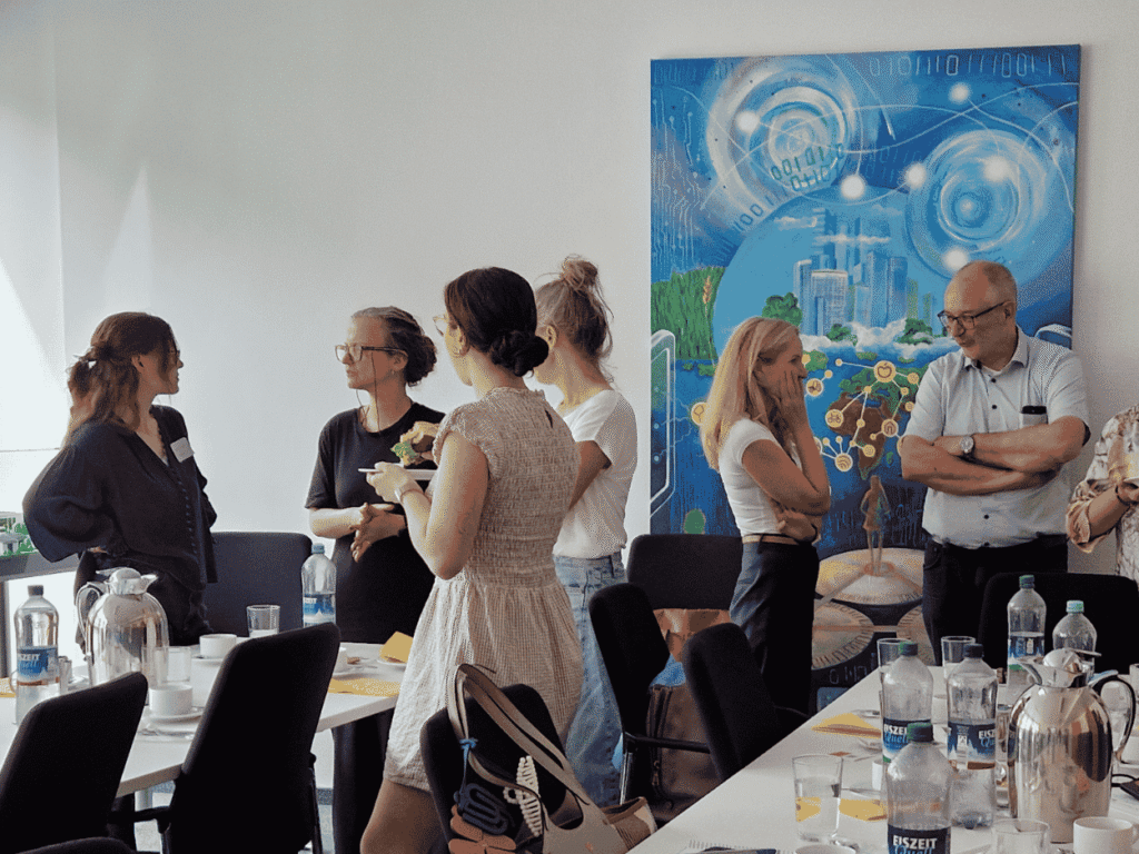 mint_blogbeitrag_regionales_netzwerktreffen (3) Frauen und Männer in einem Konferenzraum im Gespräch