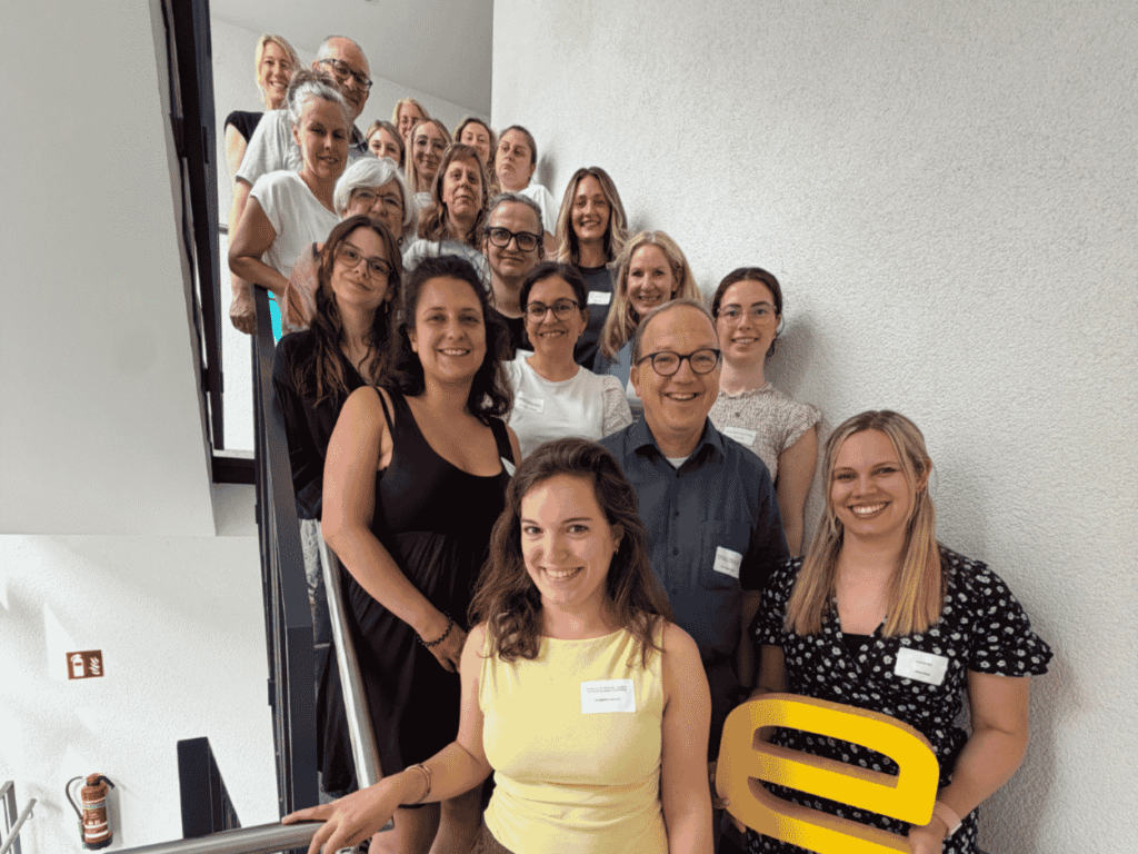 mint_blogbeitrag_regionales_netzwerktreffen Ein Gruppenbild von vielen Erwachsenen auf einer Treppe